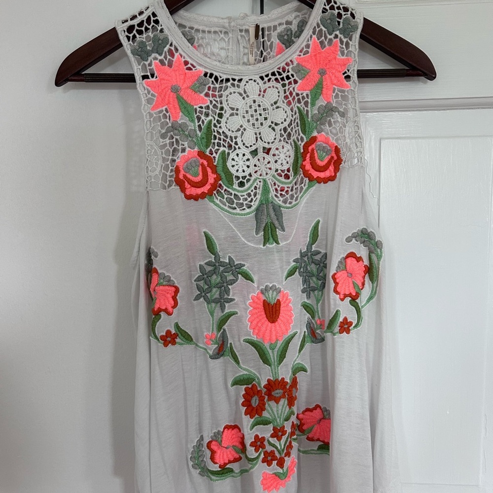 FREE PEOPLE Floral Embroidered Sleeveless Top size Medium